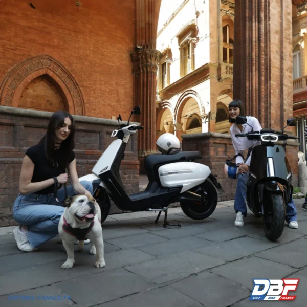 Scooter électrique 4000W Velocifero Tennis 125, Blanc, photo 4 sur Dirt Bike France